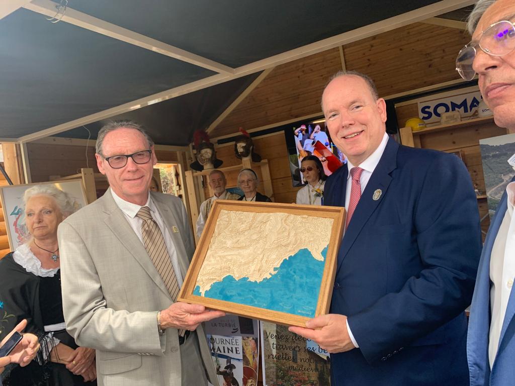 S.A.S. le Prince Albert II de Monaco reçoit une carte BOILISÉ