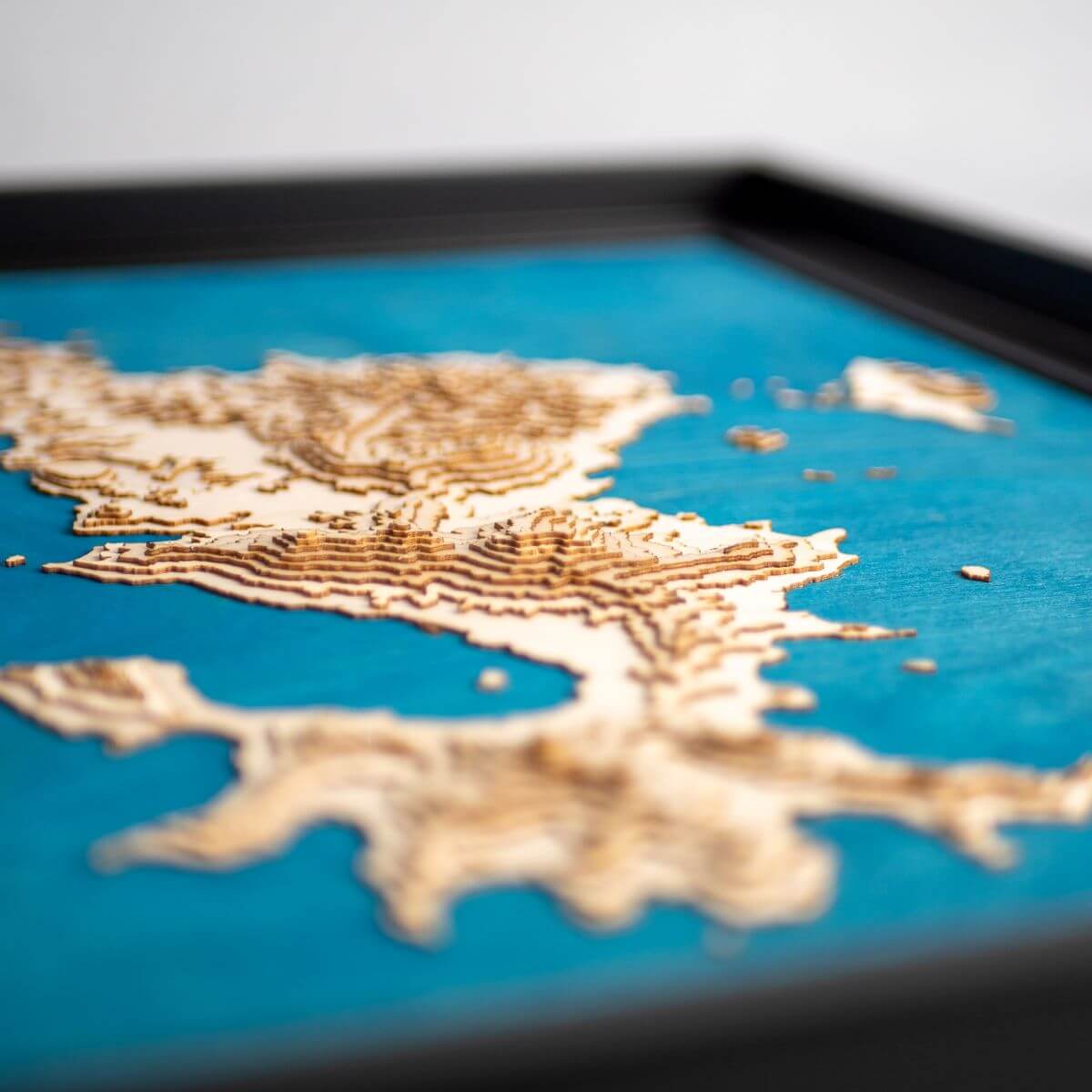 Détails du relief de la carte de Mayotte en bois