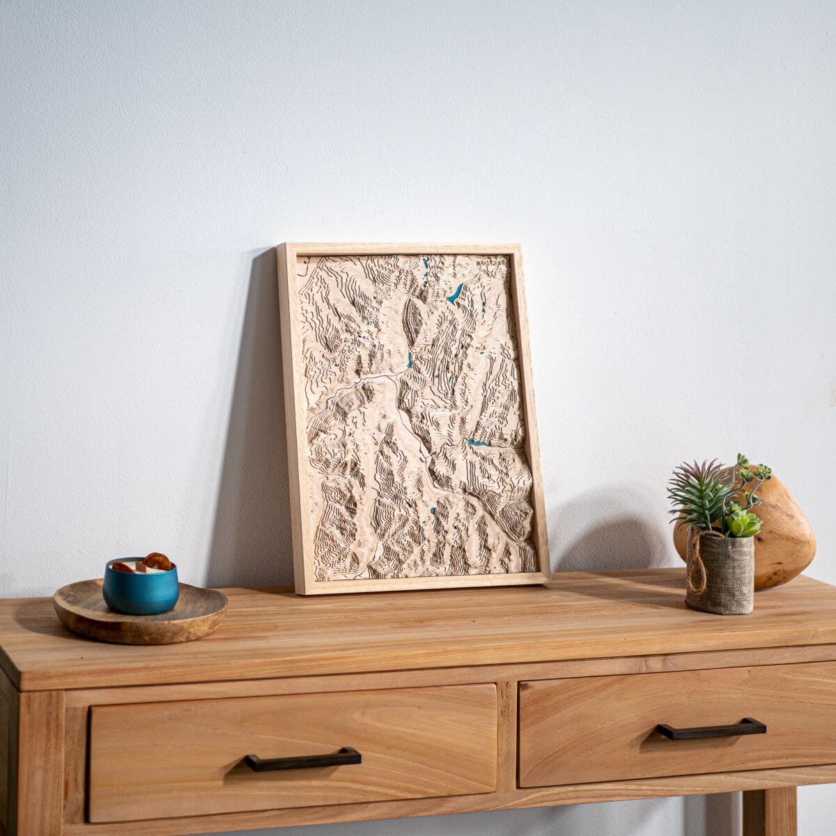 Carte de la vallée de la Romanche posée sur une commode d'entrée en bois