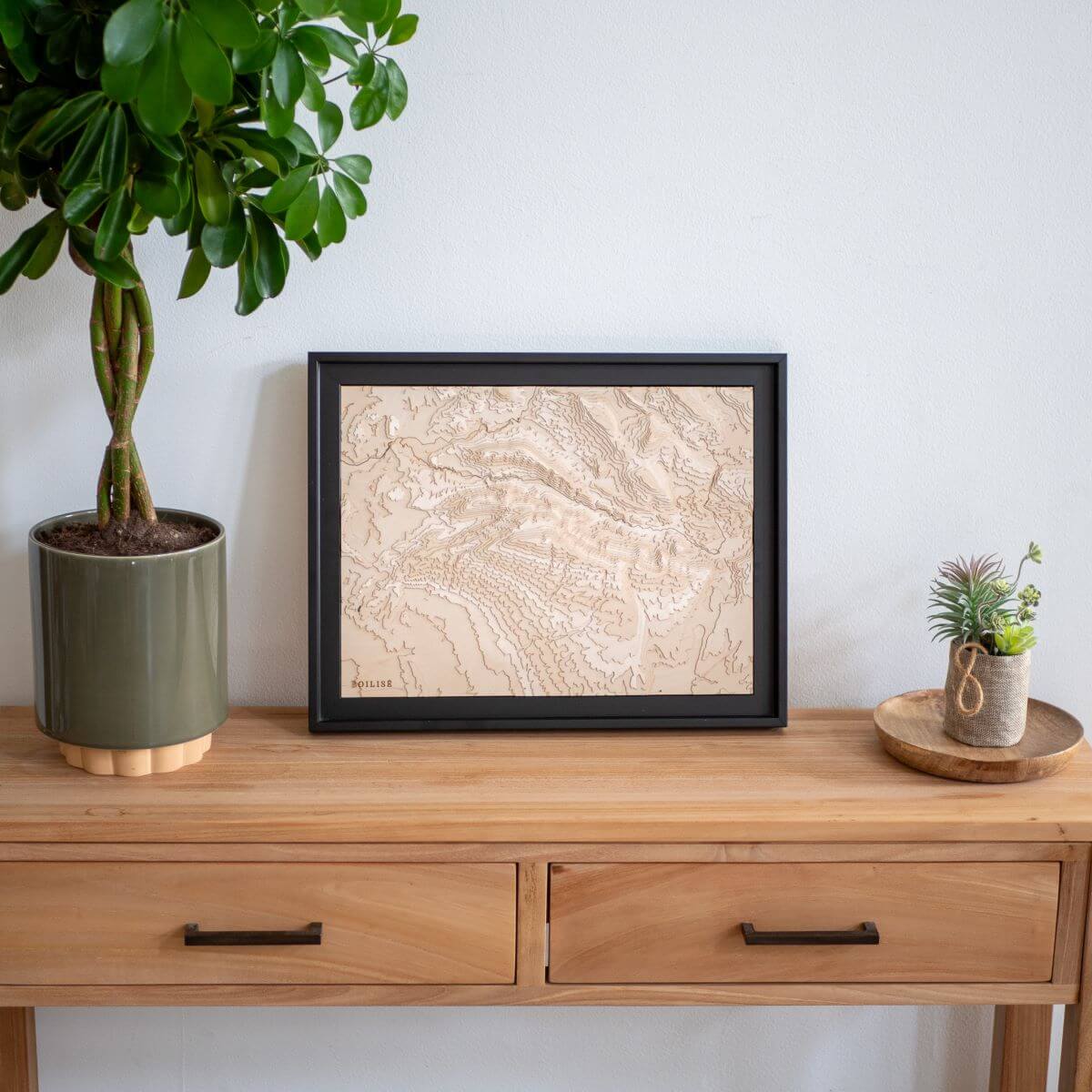 Carte du mont Ventoux posée sur une commode d'entrée en bois