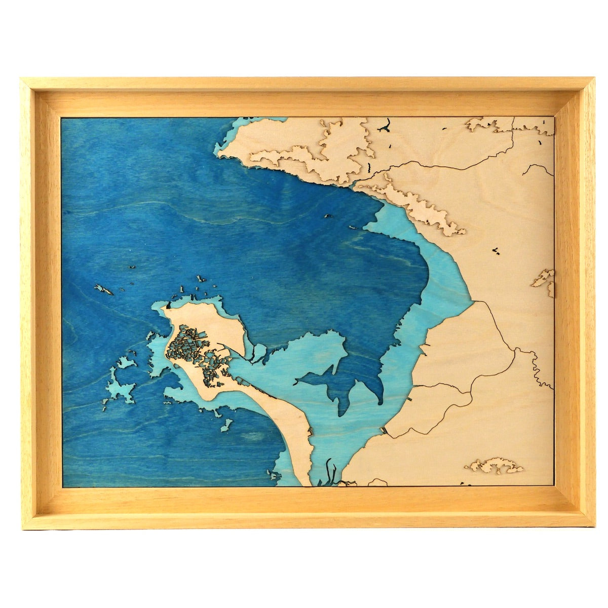 Carte en bois de la baie de Bourgneuf encadrée dans une caisse américaine brute