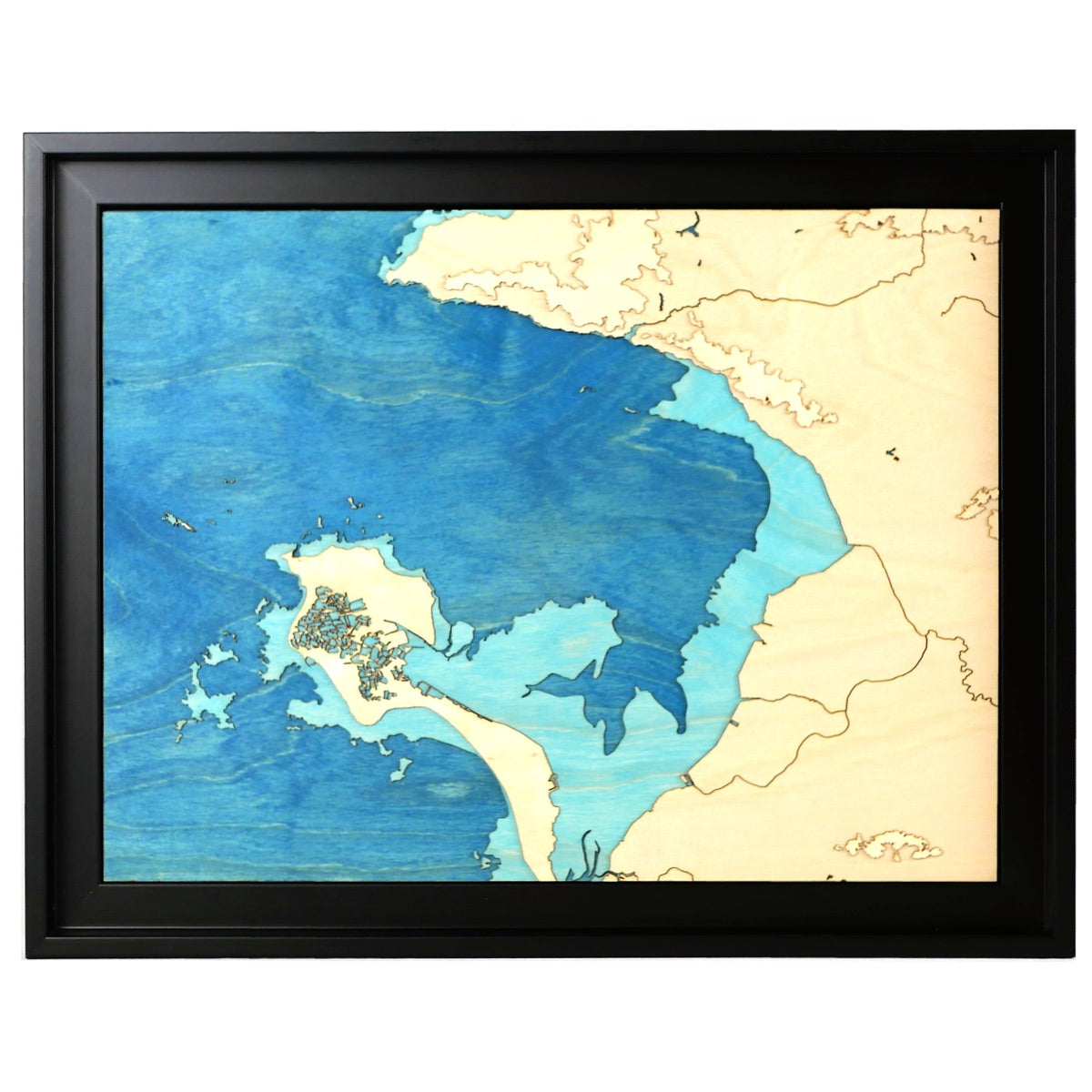 Carte en bois de la baie de Bourgneuf encadrée dans une caisse américaine noire