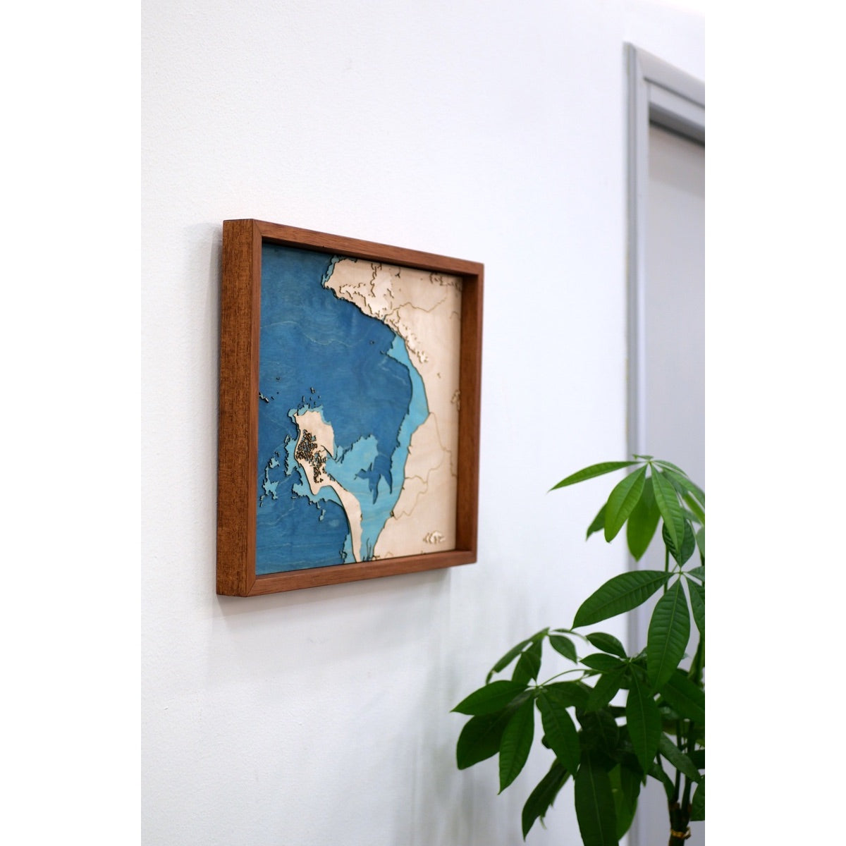 Carte de la baie de Bourgneuf en bois accrochée à l'entrée d'un bureau