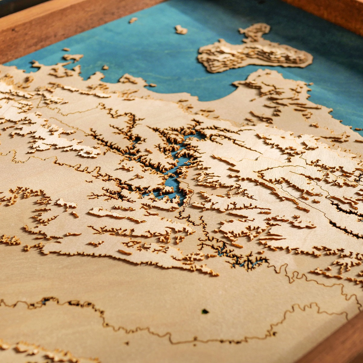 Détails du relief de la côte brésilienne représenté avec de fines couches de bois découpées au laser