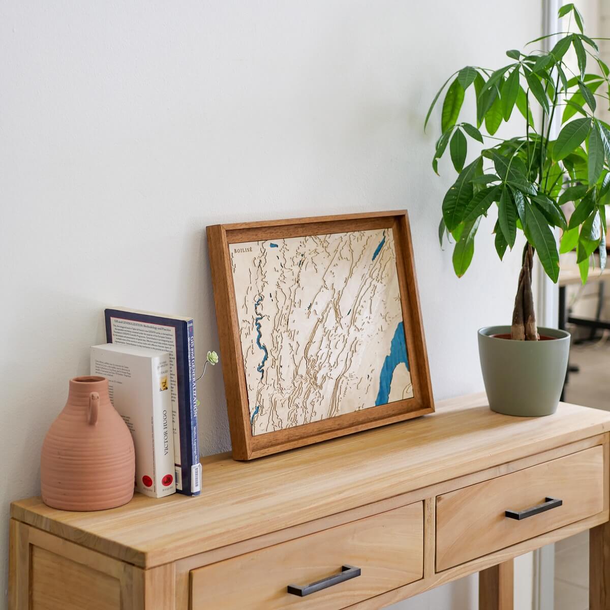 Tableau du Jura sur une commode en bois