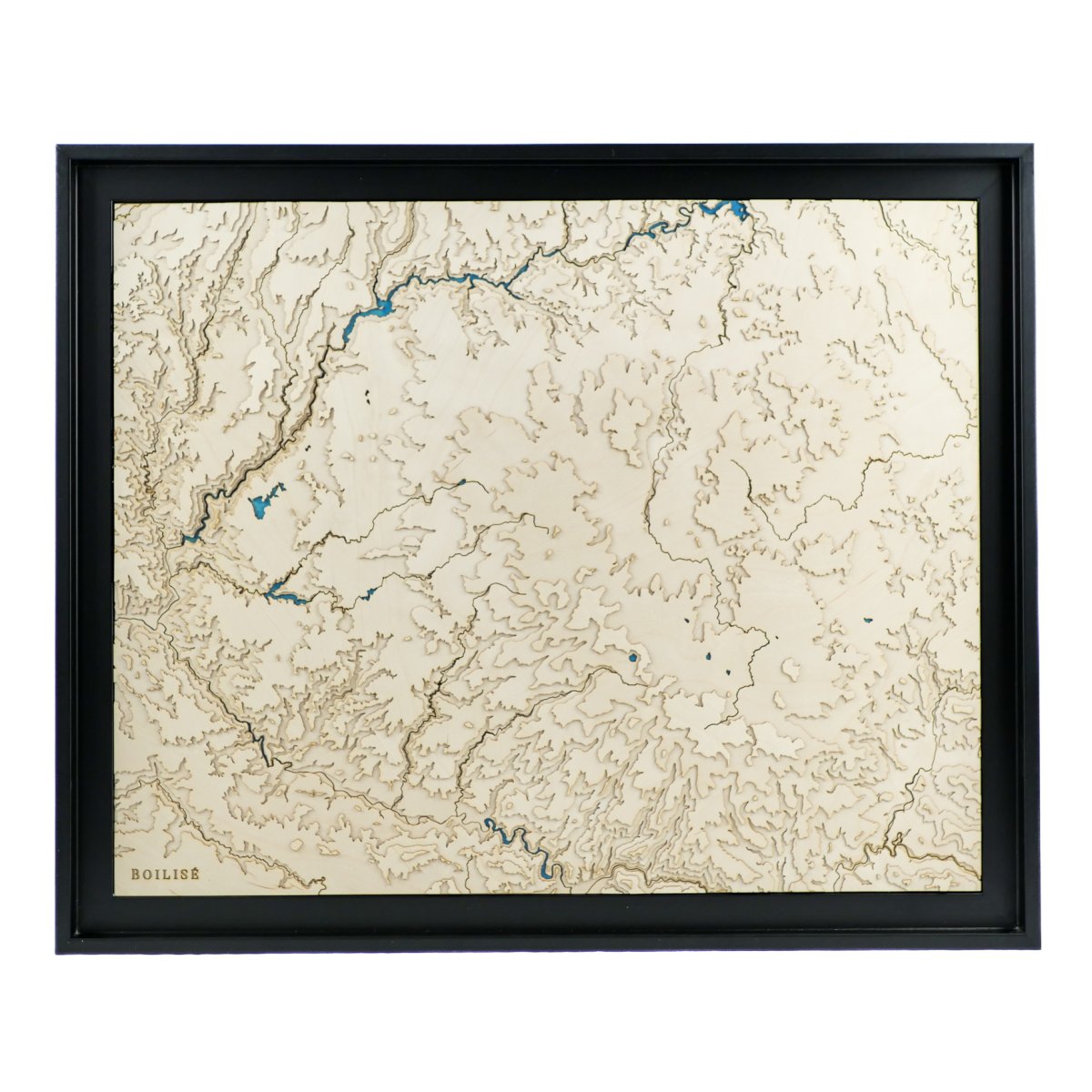 Carte du massif de l'Aubrac en bois dans une caisse américaine noire