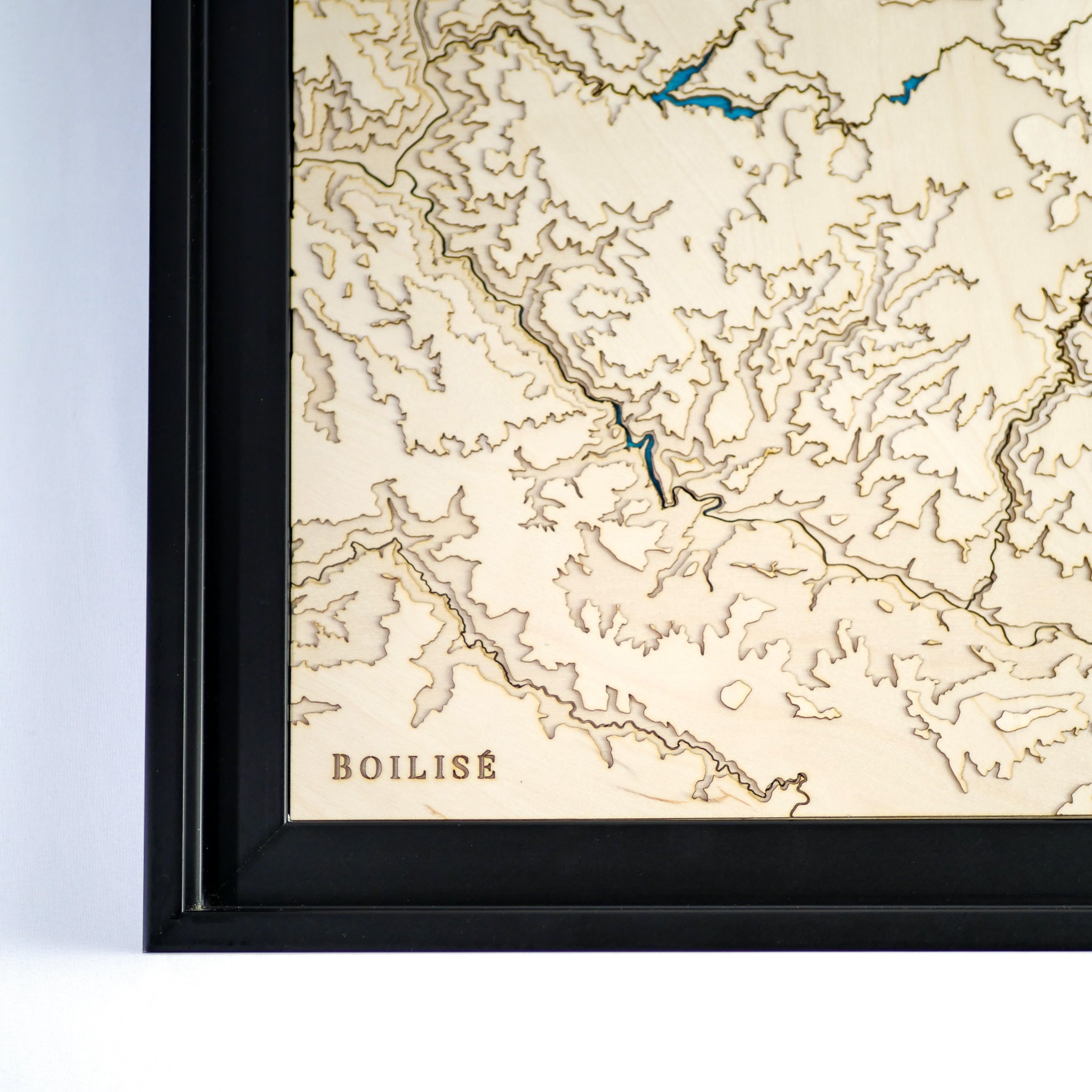 Coin inférieur gauche de la carte topographique en bois du massif de l'Aubrac