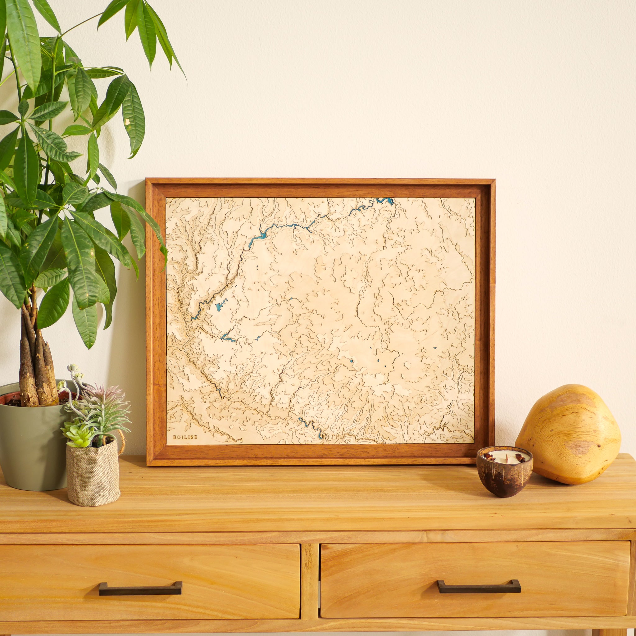 Tableau de l'Aubrac sur une commode en bois