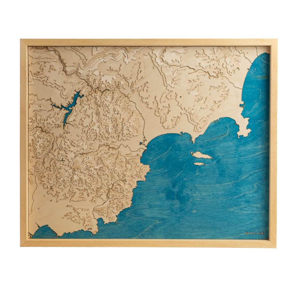 Tableau de l'Estérel, des pays de Fayence et Lérins en relief avec une eau bleue marine