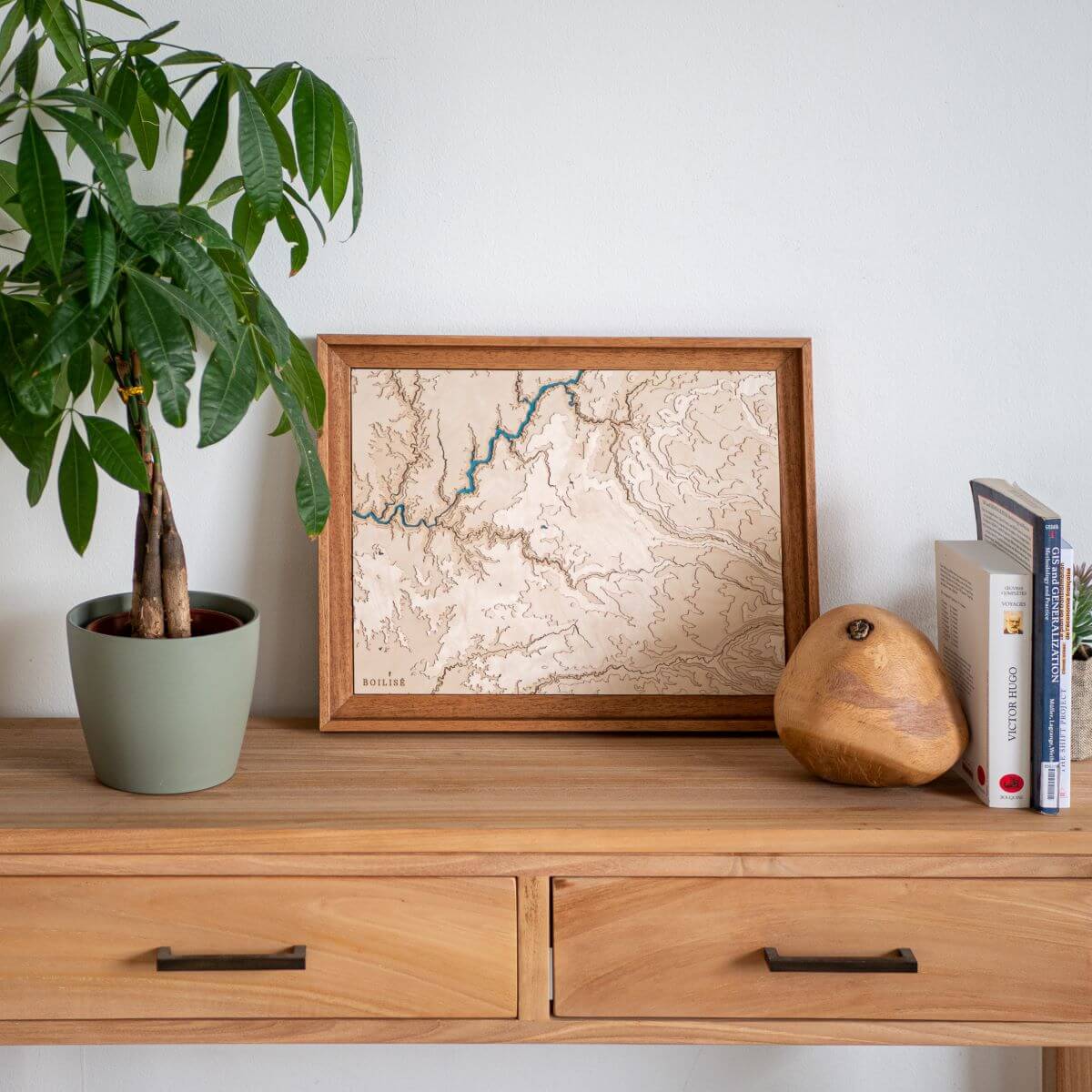 Déco naturelle avec la carte de la vallée de l'Auze fabriquée en France de manière artisanale