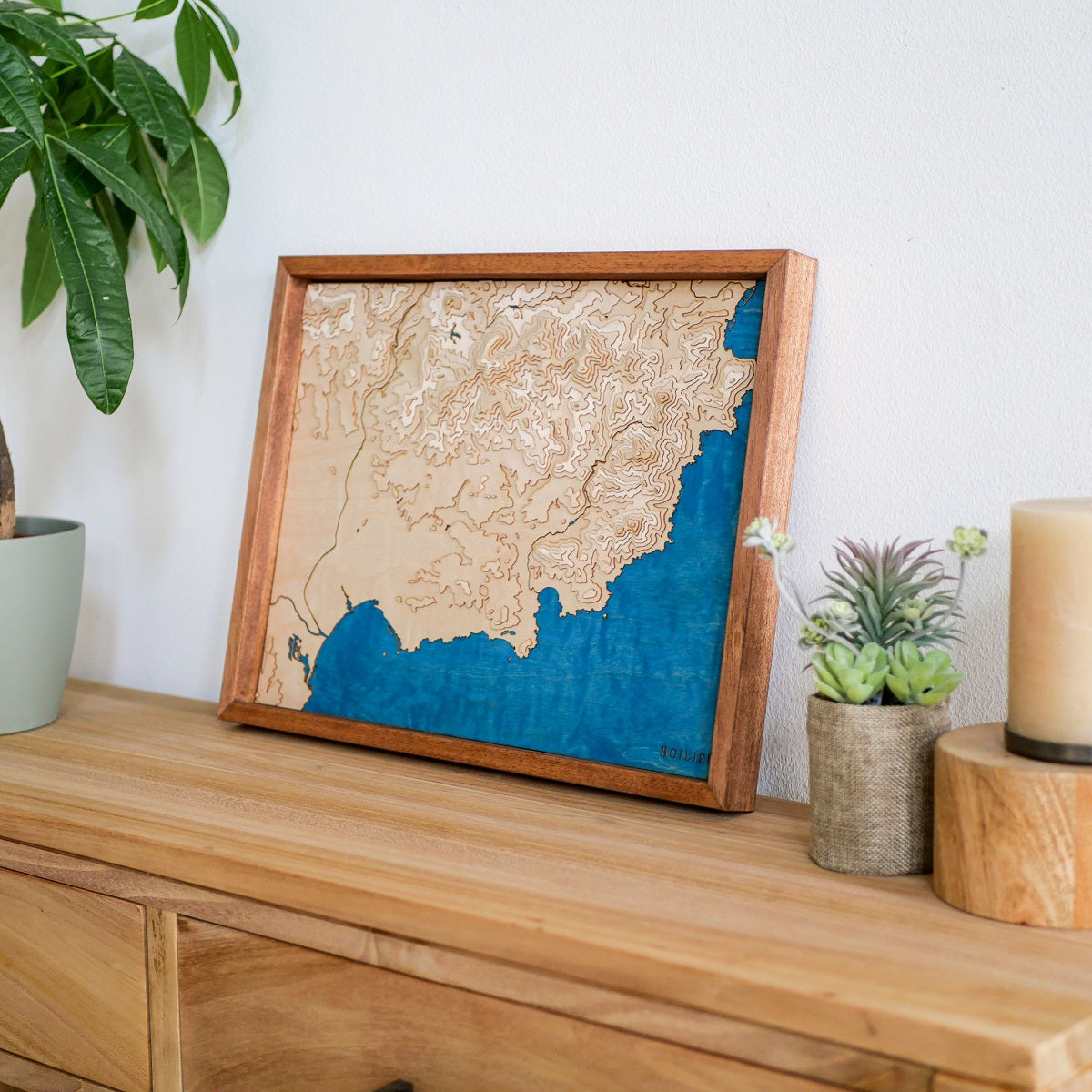 Décoration originale avec le massif de l'Estérel et la côte d'Azur en relief et en bois à l'entrée de chez vous