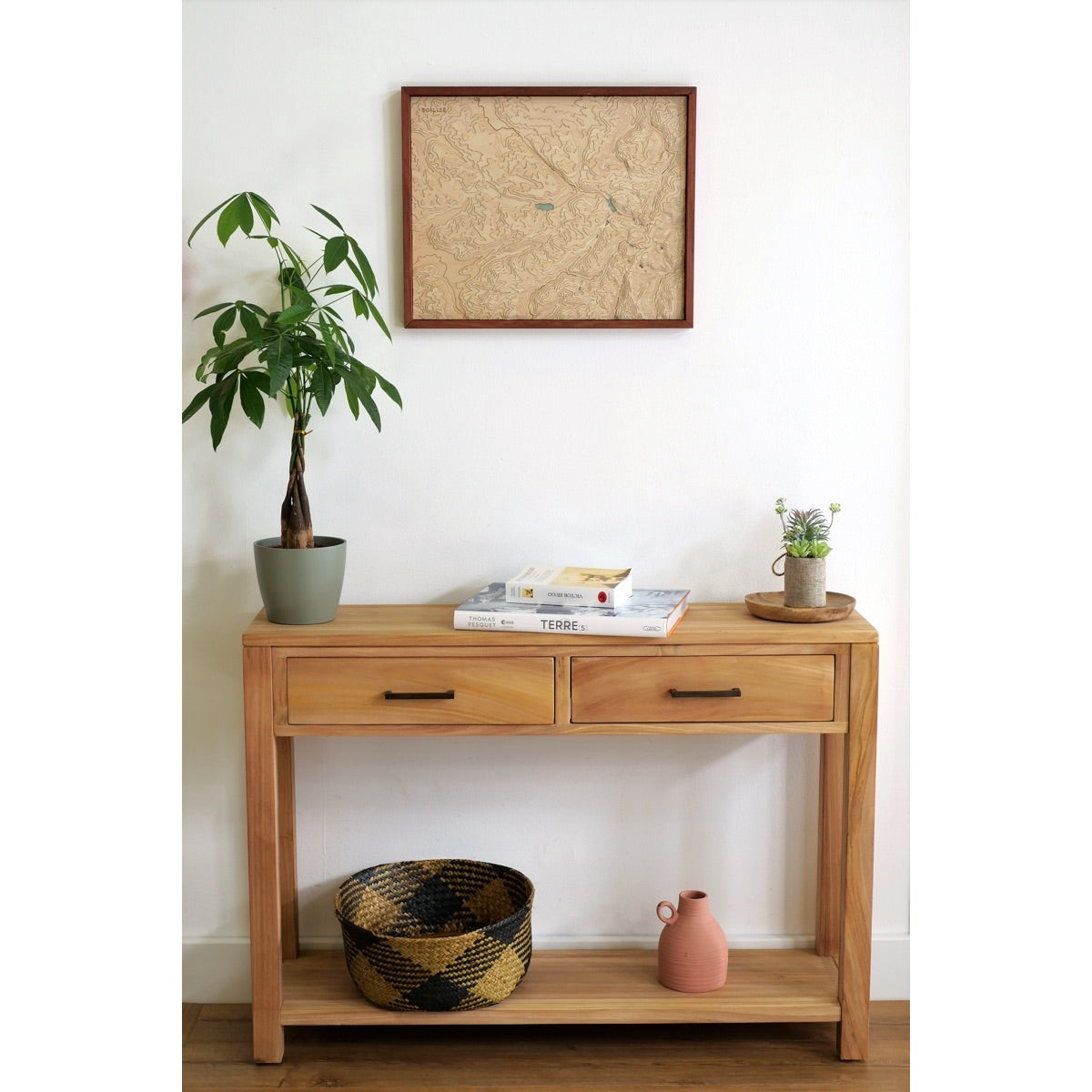 Décoration de l'entrée d'un chalet vosgien avec une carte topographique en relief au dessus d'une commode en bois