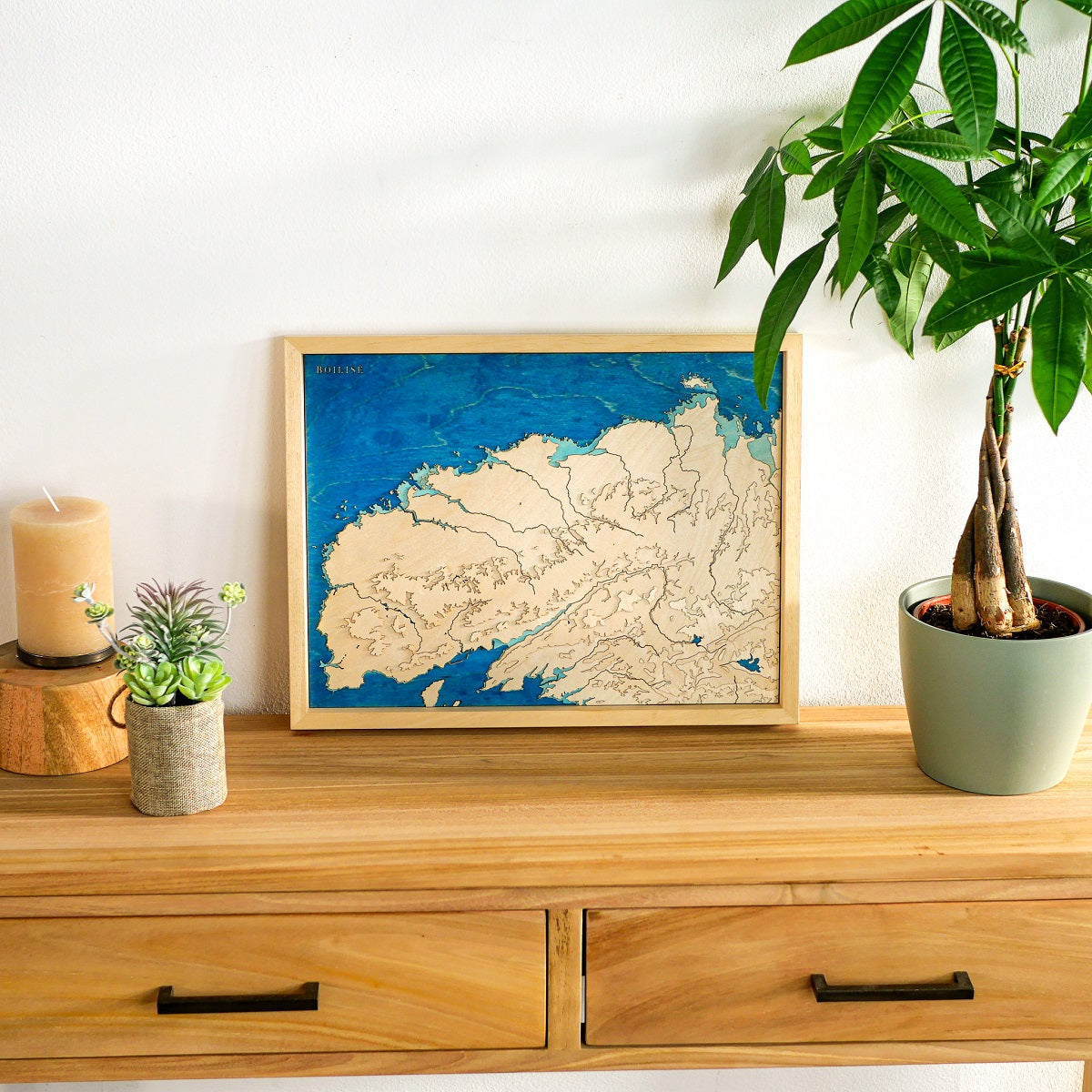 Décoration de salon avec un tableau en bois du Finistère Nord